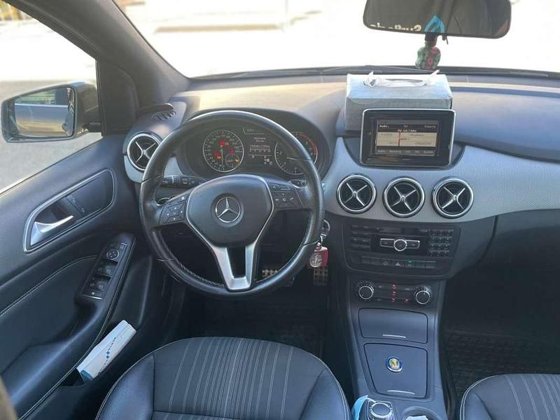 Usado Mercedes B180 109 CV (80 kW) 2012 Gris / plata Monovolumen