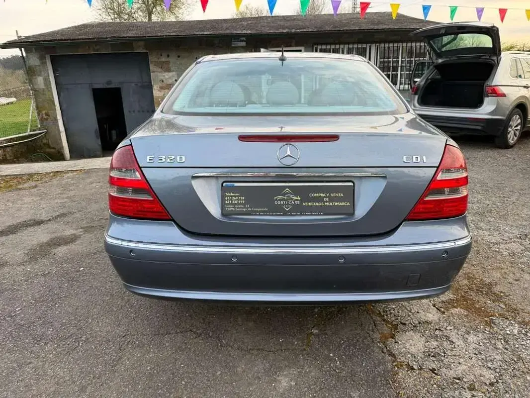 Usado Mercedes E320 204 CV (150 kW) 2004 Gris Berlina