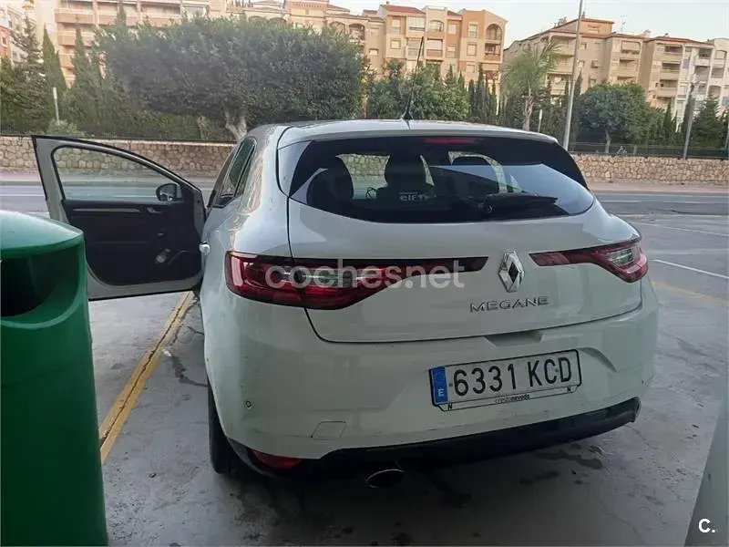 Usado Renault Mégane IV Zen 130 CV (95 kW) 2017 Blanco Berlina