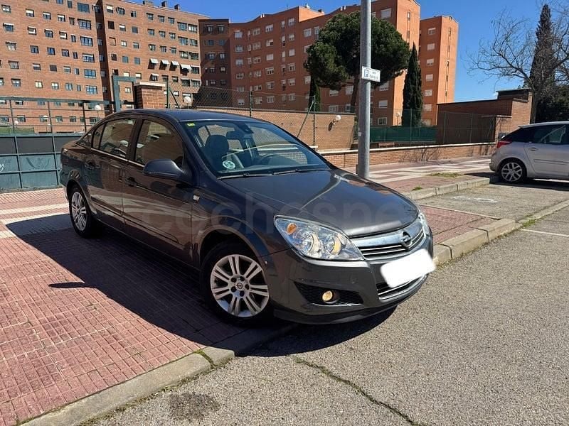 Usado Opel Astra Edition 110 HP (80 kW) 2011 Cinzento Sedan