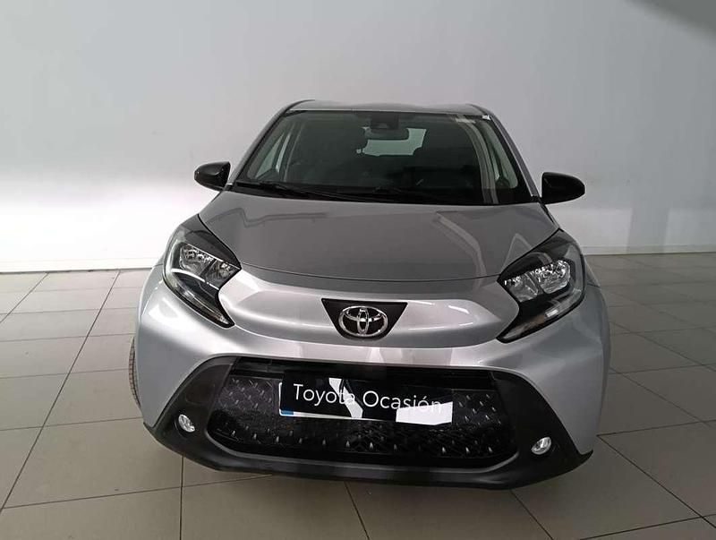 Plateado Usado 2024 Toyota Aygo Play Utilitario | 15.690 € (Un poco caro) - Imagen 1/4