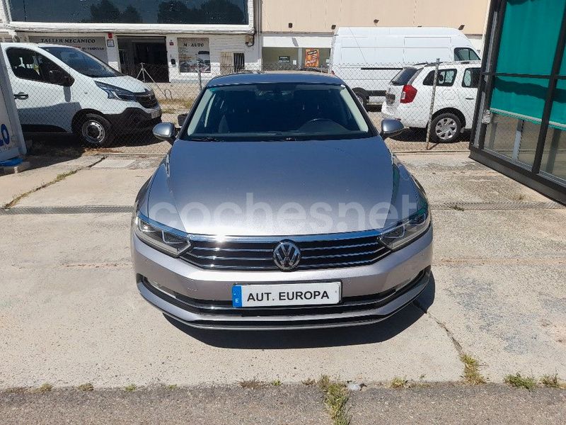 Usado VW Passat Advance 150 CV (110 kW) 2019 Plateado Berlina