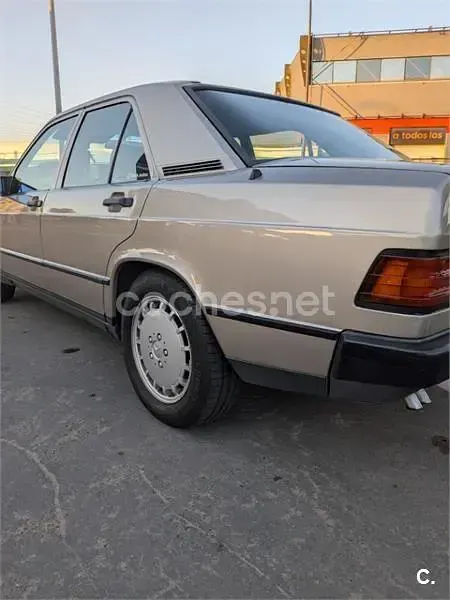 Usado Mercedes 190 160 CV (117 kW) 1987 Gris / plata Berlina