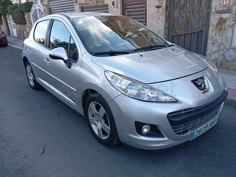 Usado Peugeot 207 Active 92 CV (67 kW) 2012 Gris / plata Berlina