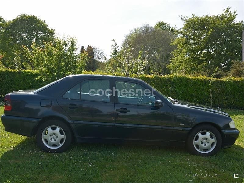 Usado Mercedes C200 Elegance 102 CV (75 kW) 1999 Azul Berlina
