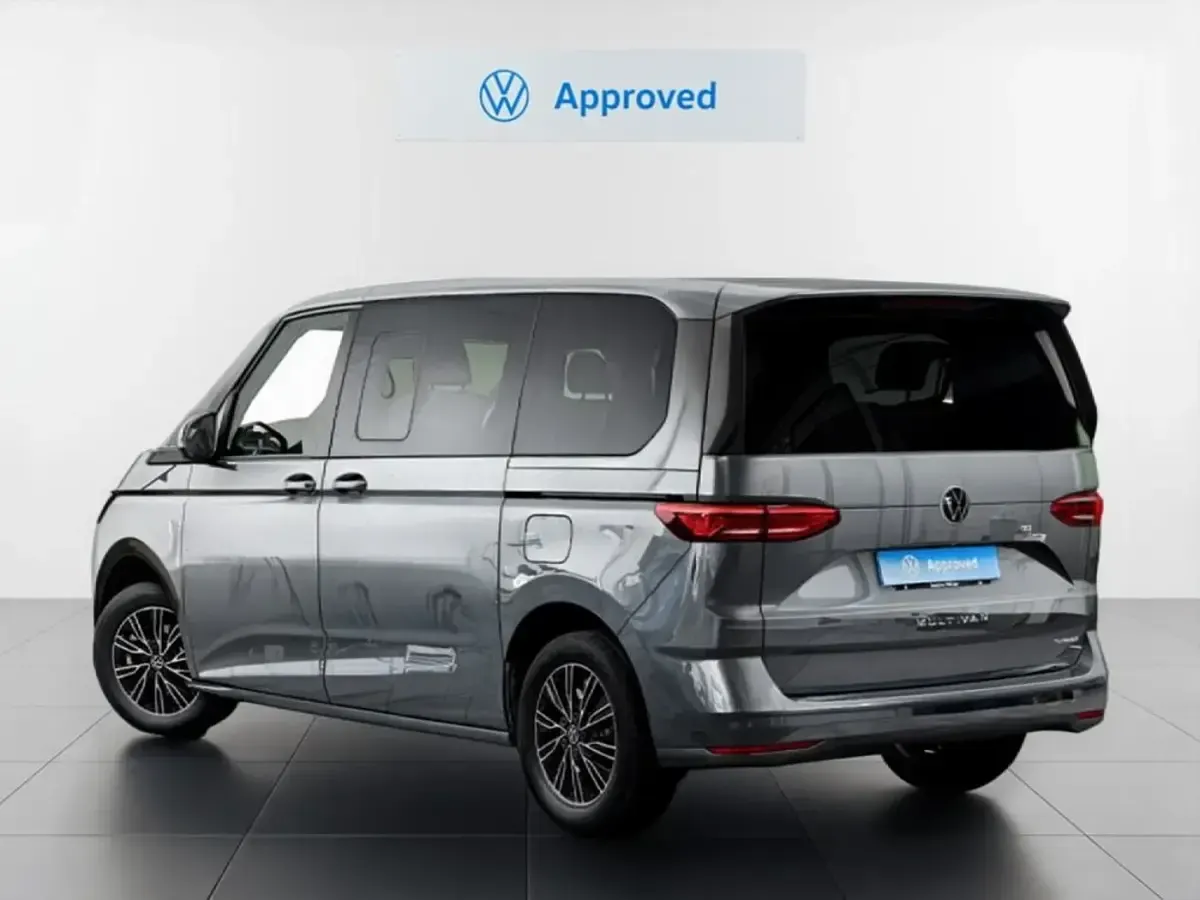 Usado VW Multivan Life 218 CV (160 kW) 2024 Gris / plata Monovolumen