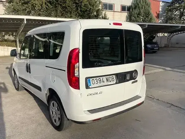 Usado Fiat Doblò 105 CV (77 kW) 2022 Blanco Monovolumen