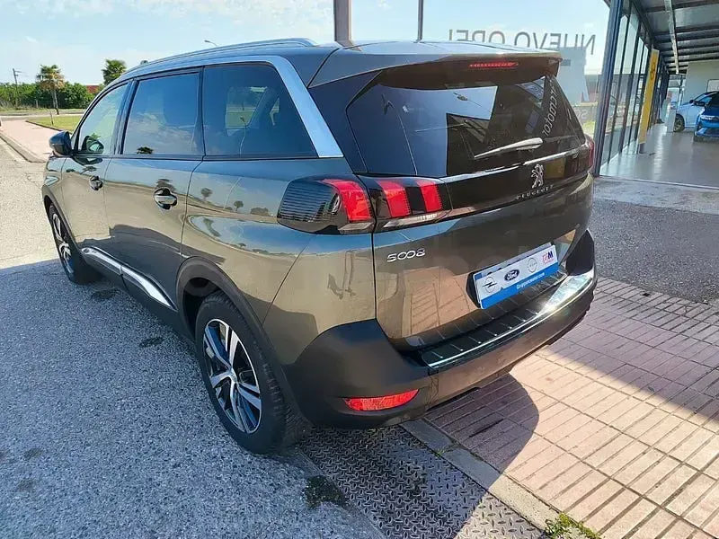 Usado Peugeot 5008 Allure 130 CV (95 kW) 2020 Verde SUV