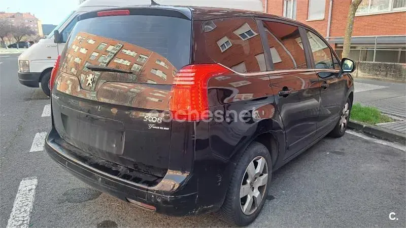 Usado Peugeot 5008 112 CV (82 kW) 2011 Negro Monovolumen