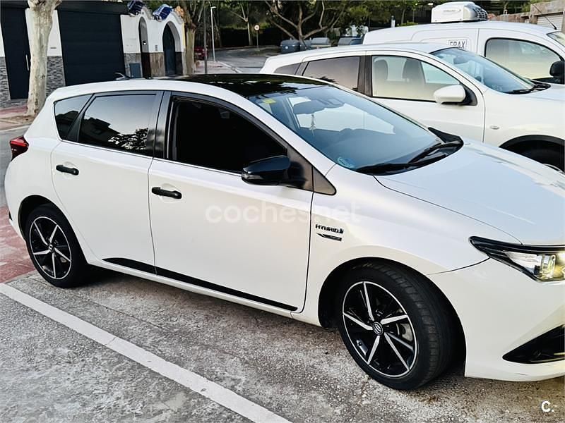 Usado Toyota Auris Hybrid Business Edition 136 CV (100 kW) 2018 Blanco Berlina
