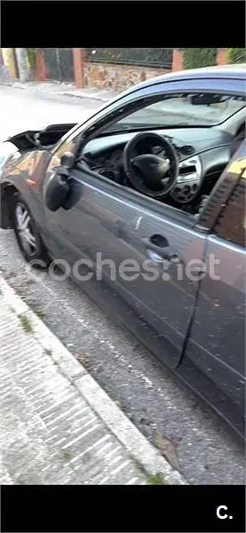 Usado Ford Focus Trend 100 CV (73 kW) 2004 Gris / plata Berlina