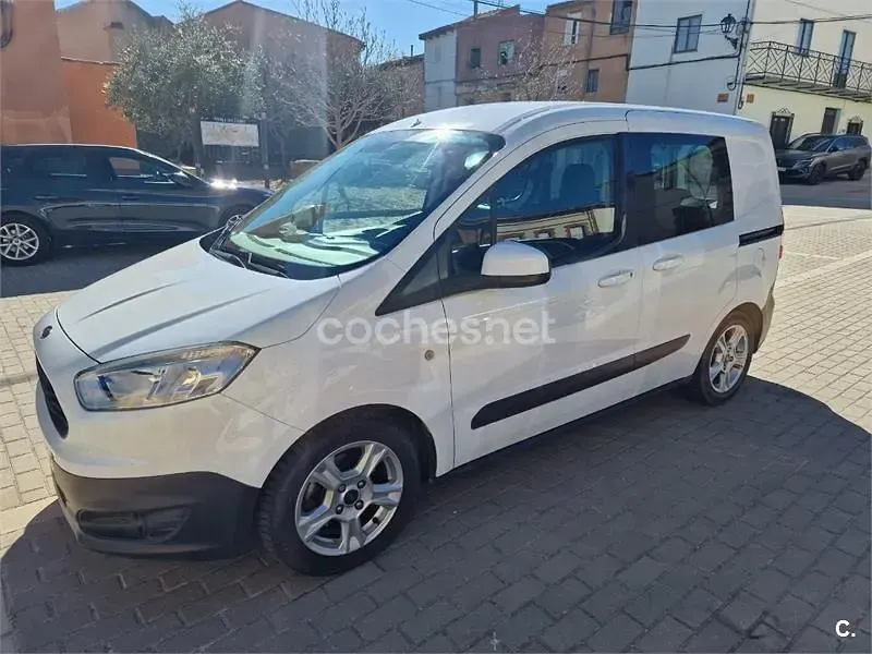 Usado Ford Tourneo Courier Trend 100 CV (73 kW) 2017 Blanco Monovolumen