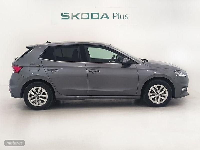 Usado Skoda Fabia Selection 95 CV (69 kW) 2025 Gris / plateado Berlina