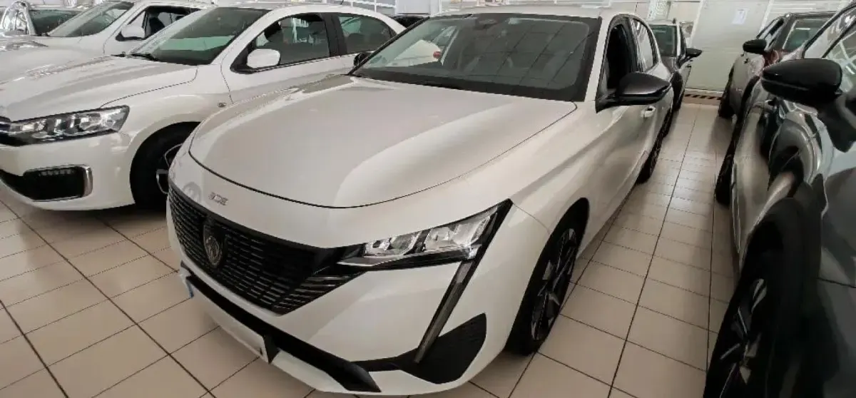 Usado Peugeot 308 Allure 131 CV (96 kW) 2022 Blanc nacre Berlina
