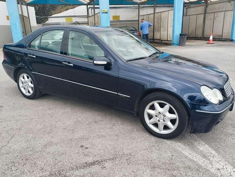 Usado Mercedes C270 Elegance 170 CV (125 kW) 2002 Azul Berlina