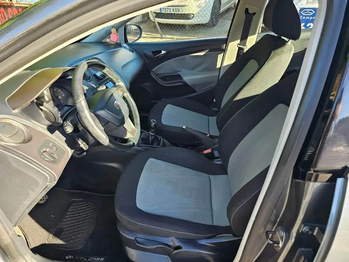 Usado Seat Ibiza Reference 90 CV (66 kW) 2013 Gris