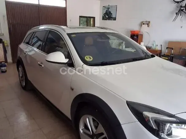 Usado Opel Insignia Country Tourer 195 CV (143 kW) 2014 Blanco Familiar