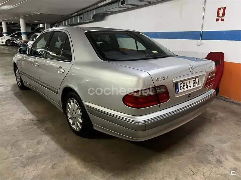 Usado Mercedes E220 Elegance 143 CV (105 kW) 2001 Gris / plata Berlina
