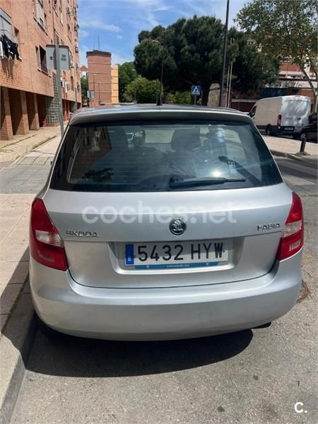 Gris / plata Usado 2014 Skoda Fabia Ambition Berlina | 6000 € (Precio justo) - Imagen 1/3