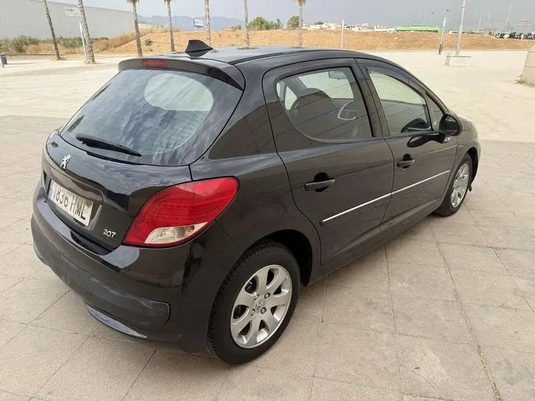 Usado Peugeot 207 Active 70 CV (51 kW) 2012 Negro Utilitario