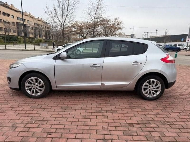 Usado Renault Mégane Dynamique 110 CV (80 kW) 2013 Gris / plata Berlina