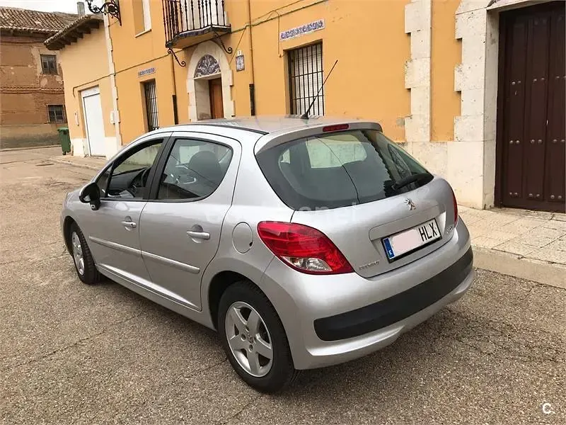 Usado Peugeot 207 Business-Line 70 CV (51 kW) 2012 Gris / plata Berlina