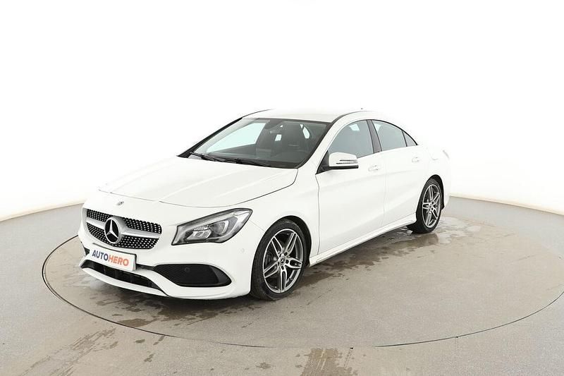 Usado Mercedes CLA200 AMG line 135 CV (99 kW) 2018 Blanco Berlina
