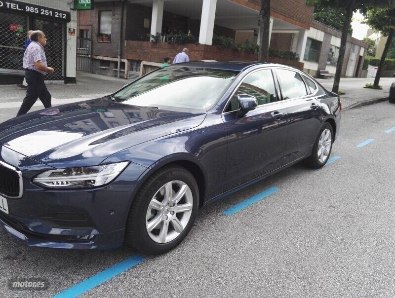 Azul Usado 2018 Volvo S90 Momentum Berlina | 28.500 € (Caro) - Imagen 1/4