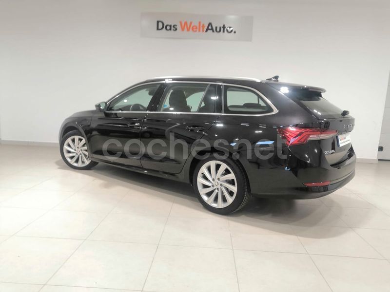 Usado Skoda Octavia 204 CV (150 kW) 2022 Negro Familiar