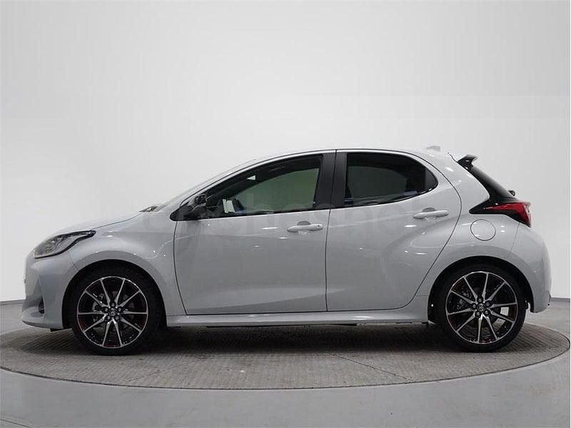 Usado Toyota Yaris Hybrid Sport 116 CV (85 kW) 2023 Gris / plata Berlina