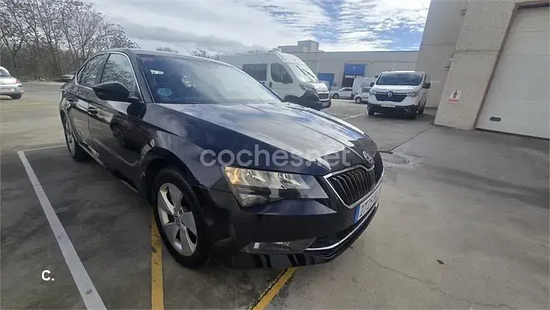 Usado Skoda Superb Ambition 150 CV (110 kW) 2017 Negro Berlina