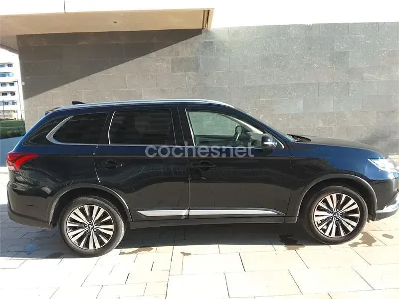 Usado Mitsubishi Outlander Motion 150 CV (110 kW) 2020 Negro SUV