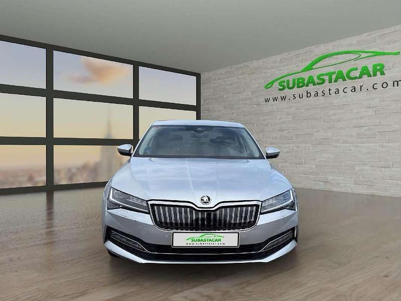 Usado Skoda Superb Style 218 CV (160 kW) 2021 Plateado Berlina