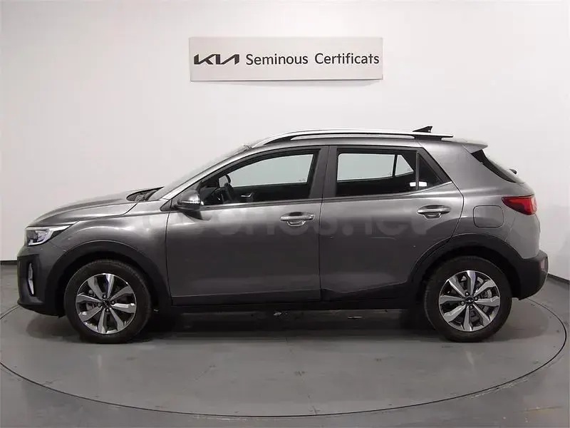 Usado Kia Stonic 100 CV (73 kW) 2025 Gris / plata SUV
