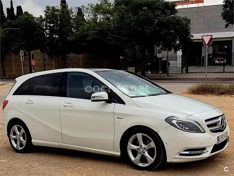 Usado Mercedes B180 109 CV (80 kW) 2012 Blanco Utilitario