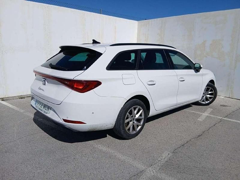 Usado Seat Leon ST Style 110 CV (80 kW) 2023 Blanco Familiar