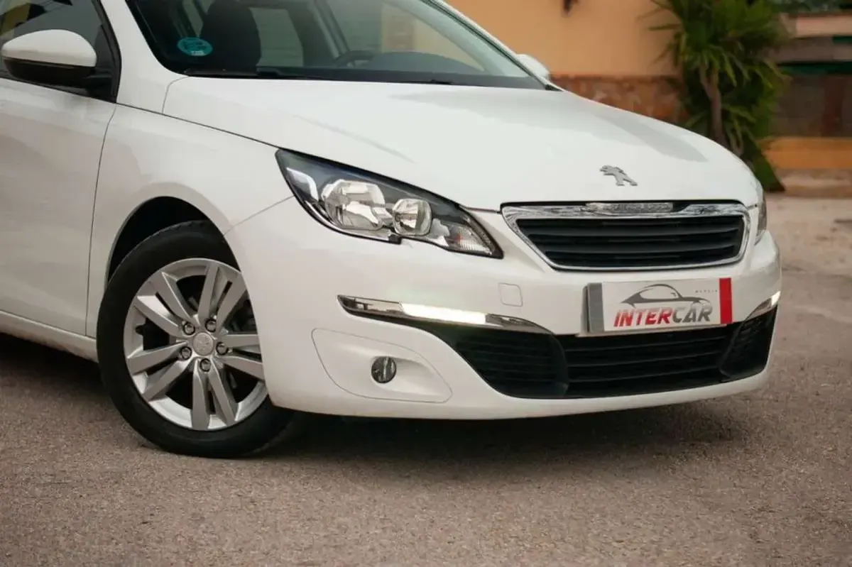 Usado Peugeot 308 Active 131 CV (96 kW) 2015 Blanco Utilitario