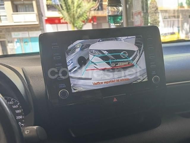 Usado Toyota Yaris Hybrid 100 CV (73 kW) 2022 Gris / plata Berlina