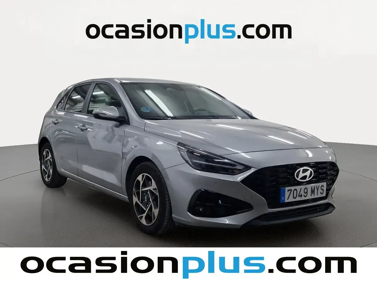 Usado Hyundai i30 101 CV (74 kW) 2025 Plateado Utilitario