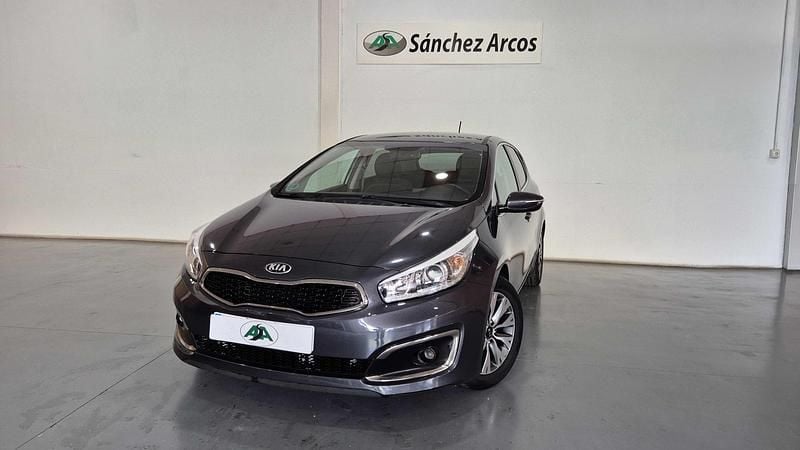 Gris Usado 2015 Kia Ceed Berlina | 11.400 € (Precio justo) - Imagen 1/4