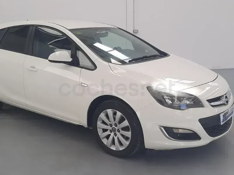 Usado Opel Astra Excellence 110 CV (80 kW) 2012 Blanco Berlina