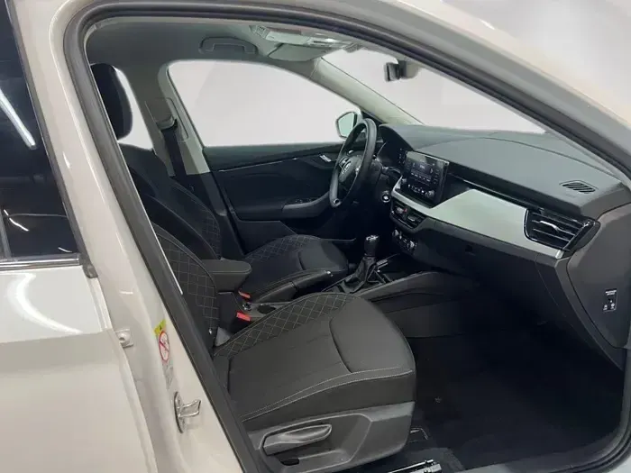 Usado Skoda Kamiq Ambition 110 CV (80 kW) 2021 Blanco SUV
