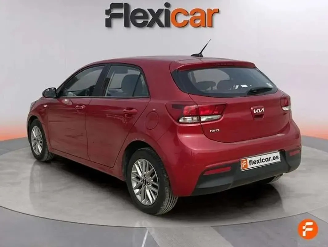Usado Kia Rio 84 CV (61 kW) 2022 Rojo Utilitario