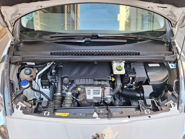 Usado Peugeot 5008 Style 130 CV (95 kW) 2016 Blanco Monovolumen