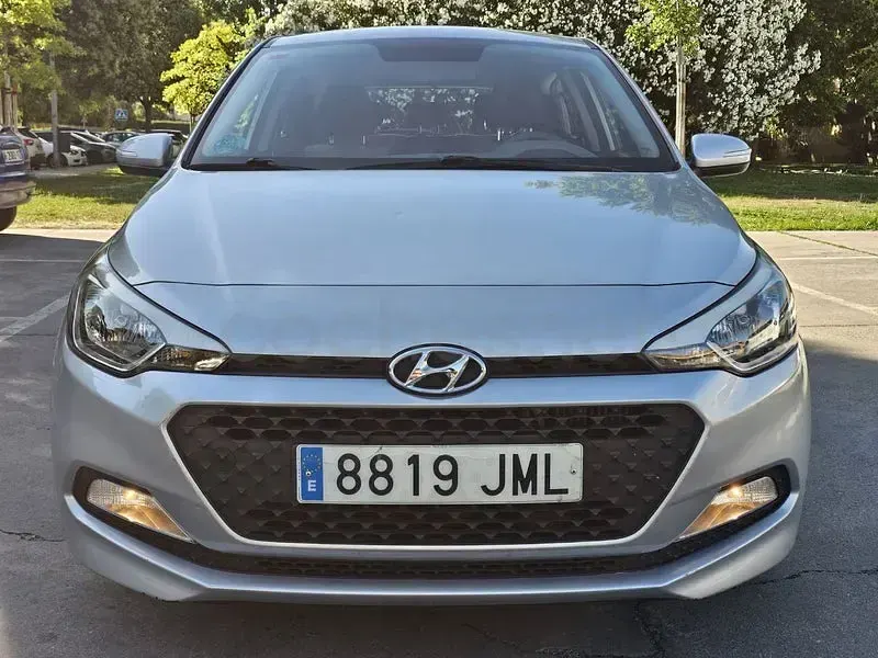 Usado Hyundai i20 Style 90 CV (66 kW) 2016 Gris / plata Berlina