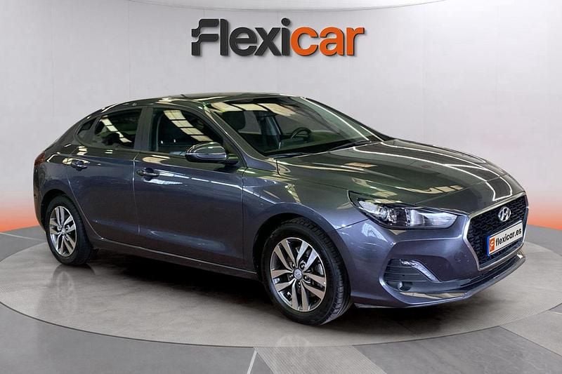 Gris Usado 2019 Hyundai i30 Berlina | 13.290 € (Buen precio) - Imagen 1/4
