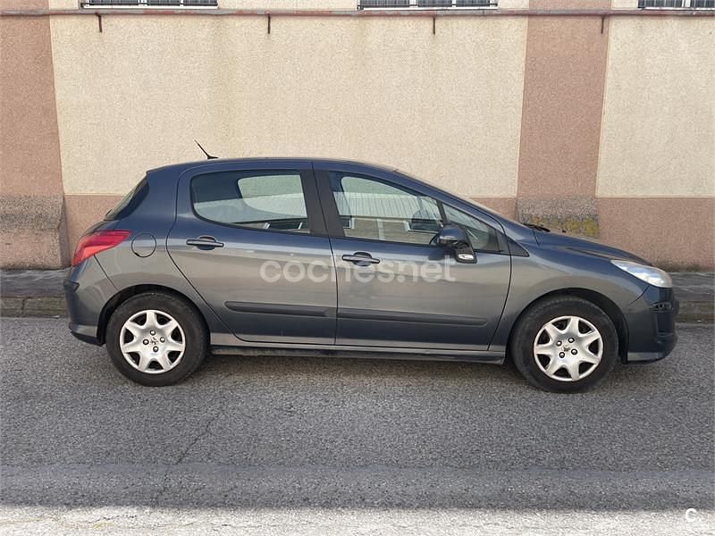 Usado Peugeot 308 90 CV (66 kW) 2008 Gris / plata Berlina