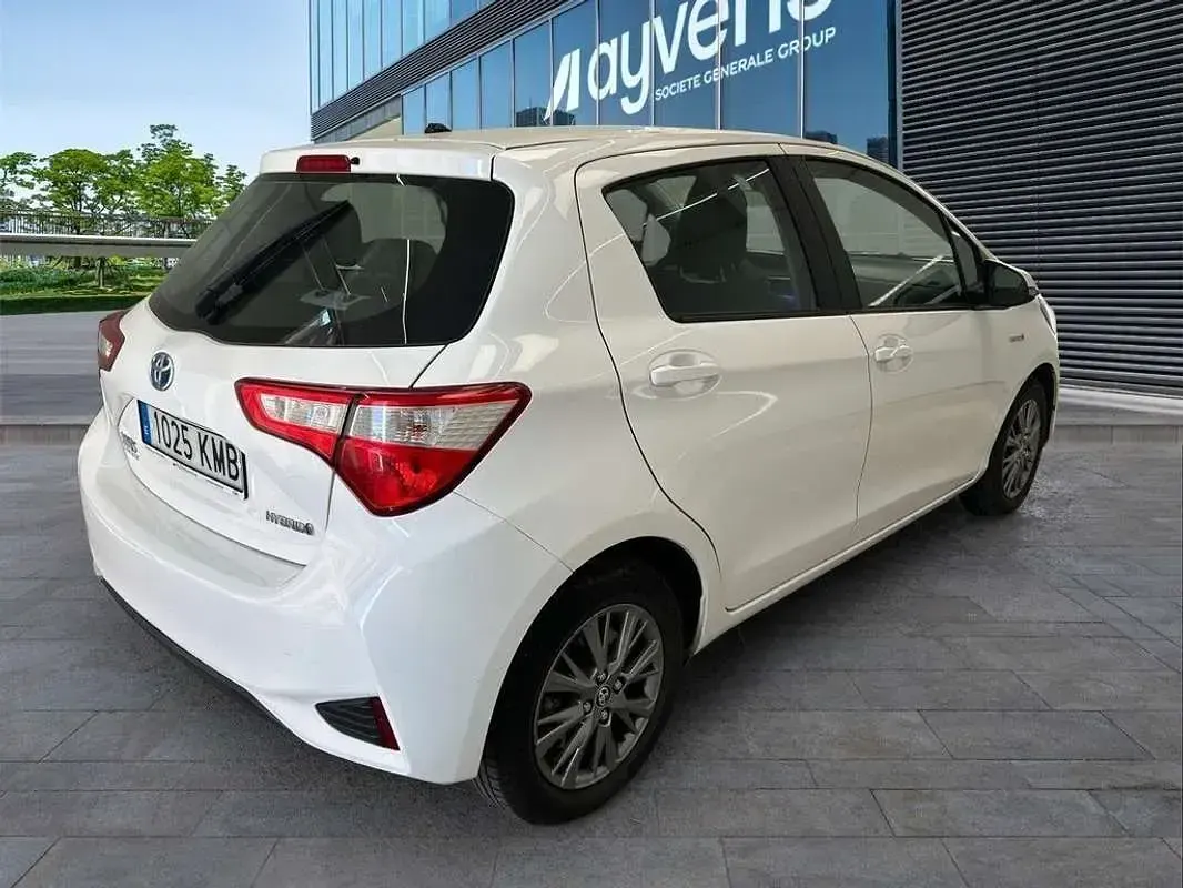 Usado Toyota Yaris Active 99 CV (72 kW) 2018 Blanco Utilitario