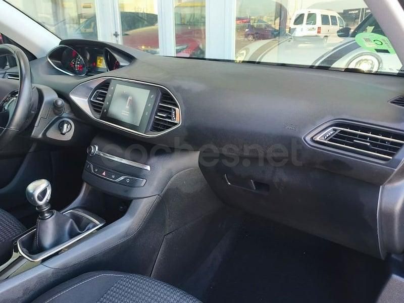 Usado Peugeot 308 Business-Line 130 CV (95 kW) 2017 Granate Berlina