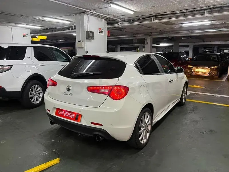 Usado Alfa Romeo Giulietta Distinctive 140 CV (102 kW) 2012 Blanco Utilitario